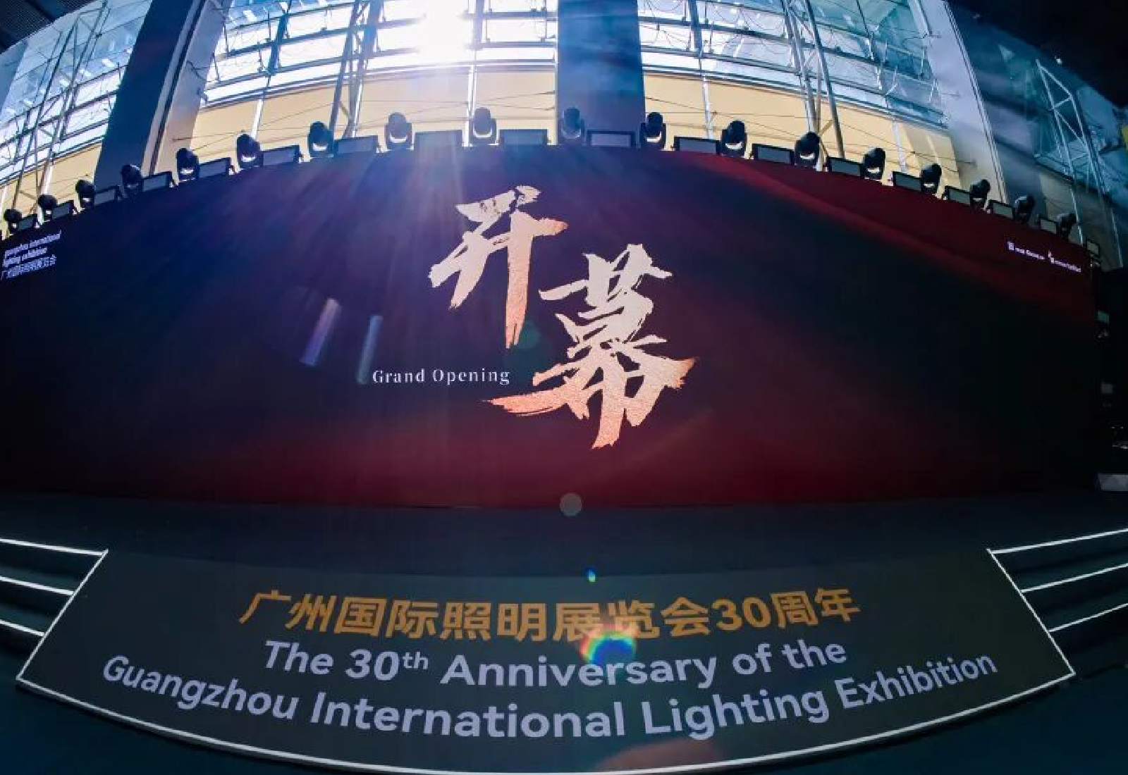 首日聚焦｜ag亚游电源光亚展现场热力全开，技术实力尽显锋芒